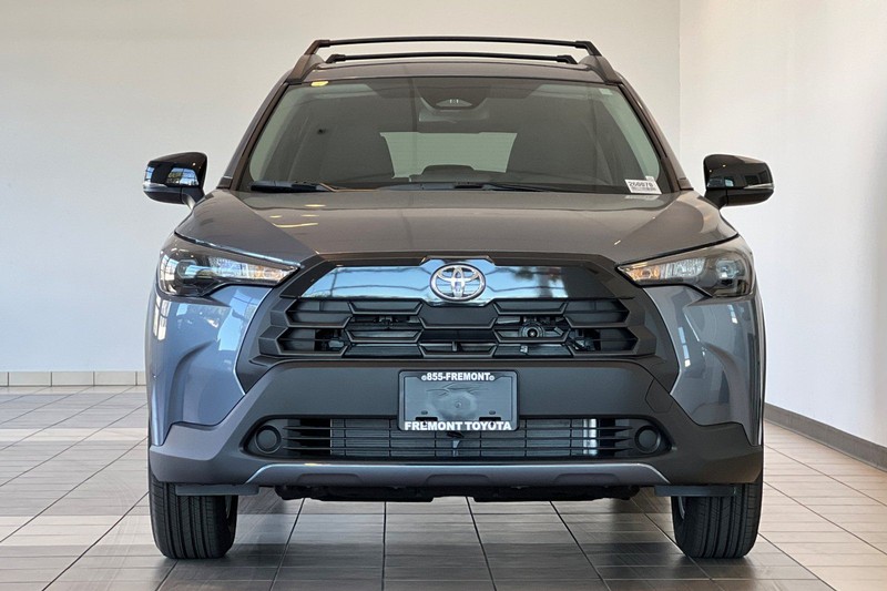 Toyota Corolla Cross Vehicle Full-screen Gallery Image 03