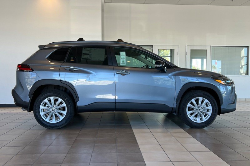 Toyota Corolla Cross Vehicle Full-screen Gallery Image 04