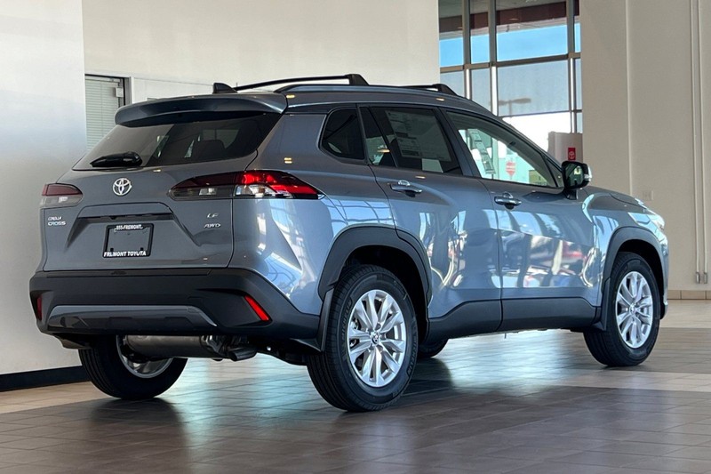 Toyota Corolla Cross Vehicle Full-screen Gallery Image 05