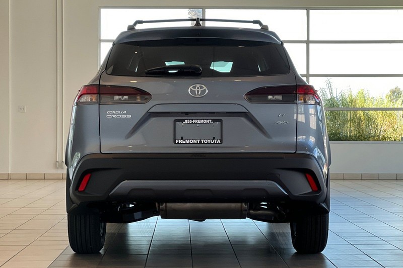 Toyota Corolla Cross Vehicle Full-screen Gallery Image 06