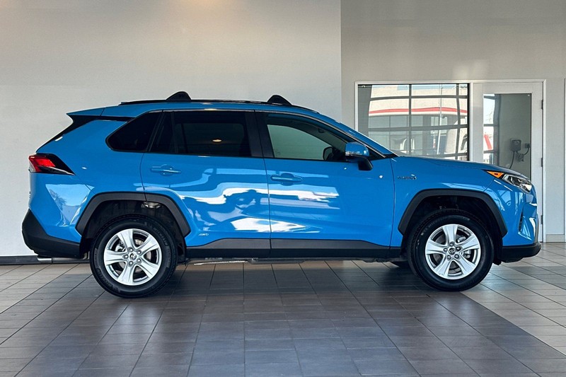 Toyota RAV4 Hybrid Vehicle Full-screen Gallery Image 03