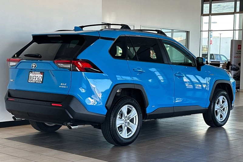 Toyota RAV4 Hybrid Vehicle Full-screen Gallery Image 04