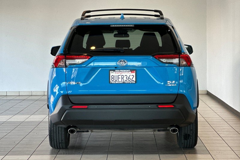 Toyota RAV4 Hybrid Vehicle Full-screen Gallery Image 05