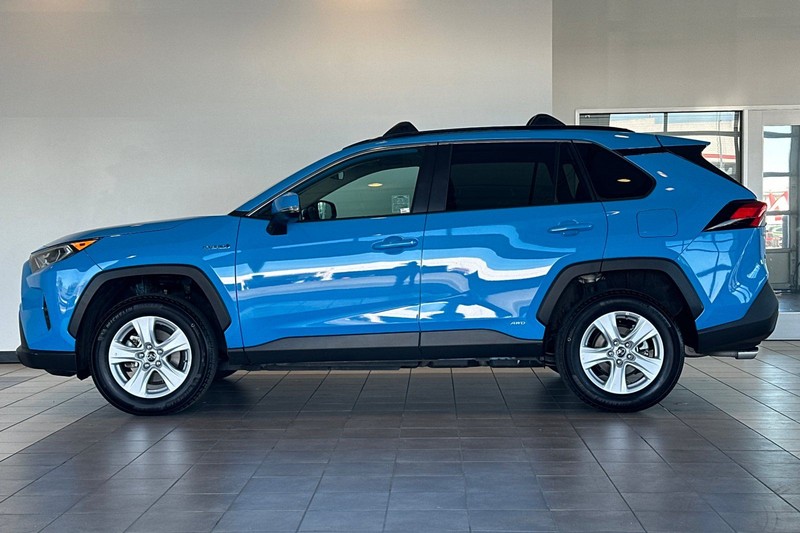 Toyota RAV4 Hybrid Vehicle Full-screen Gallery Image 07