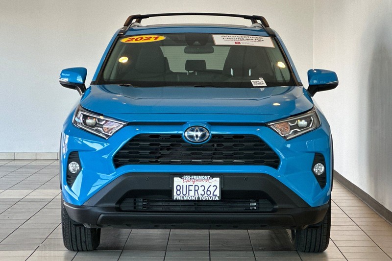 Toyota RAV4 Hybrid Vehicle Full-screen Gallery Image 09
