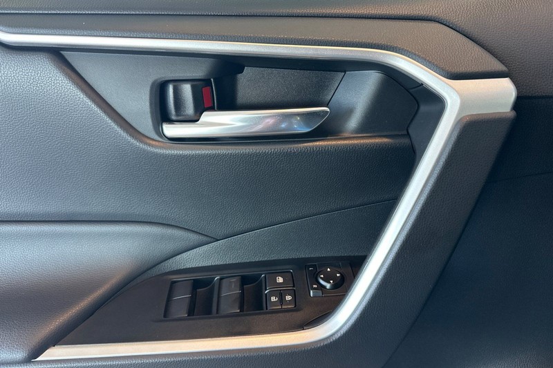 Toyota RAV4 Hybrid Vehicle Full-screen Gallery Image 11