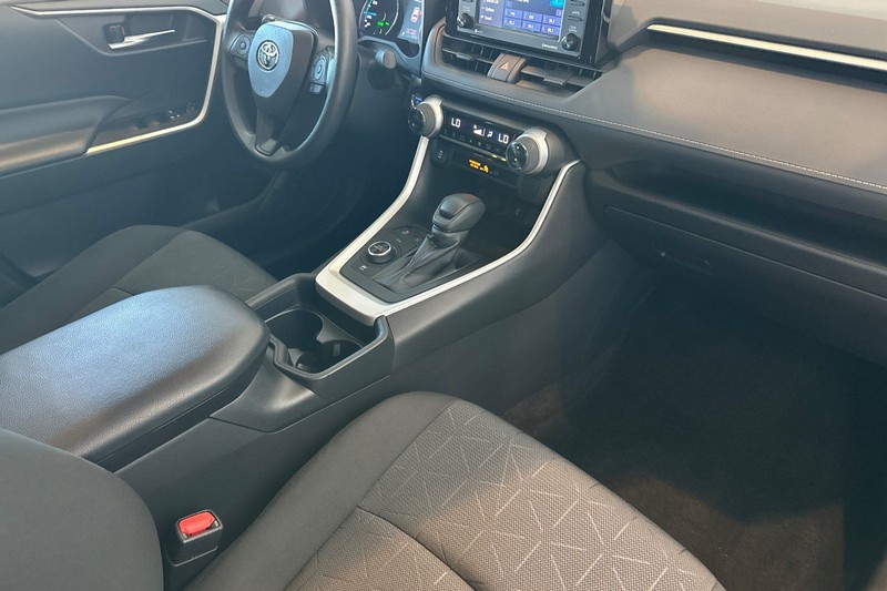 Toyota RAV4 Hybrid Vehicle Full-screen Gallery Image 16
