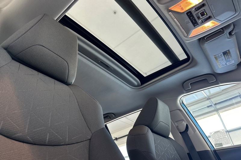 Toyota RAV4 Hybrid Vehicle Full-screen Gallery Image 17