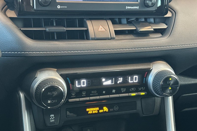 Toyota RAV4 Hybrid Vehicle Full-screen Gallery Image 20