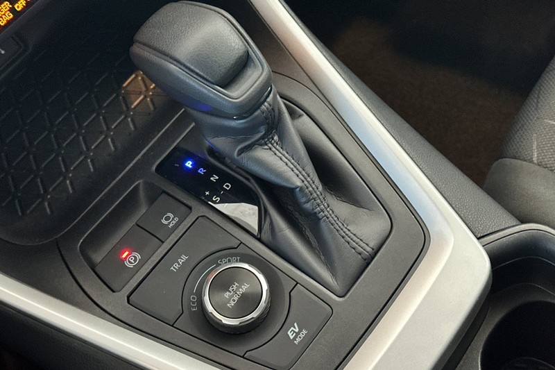 Toyota RAV4 Hybrid Vehicle Full-screen Gallery Image 21