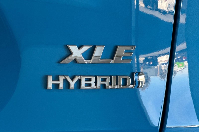 Toyota RAV4 Hybrid Vehicle Full-screen Gallery Image 27