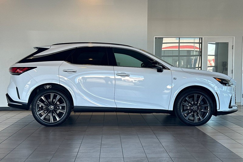 Lexus RX Vehicle Full-screen Gallery Image 03