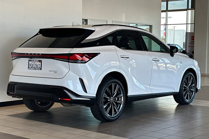 Lexus RX Vehicle Full-screen Gallery Image 04