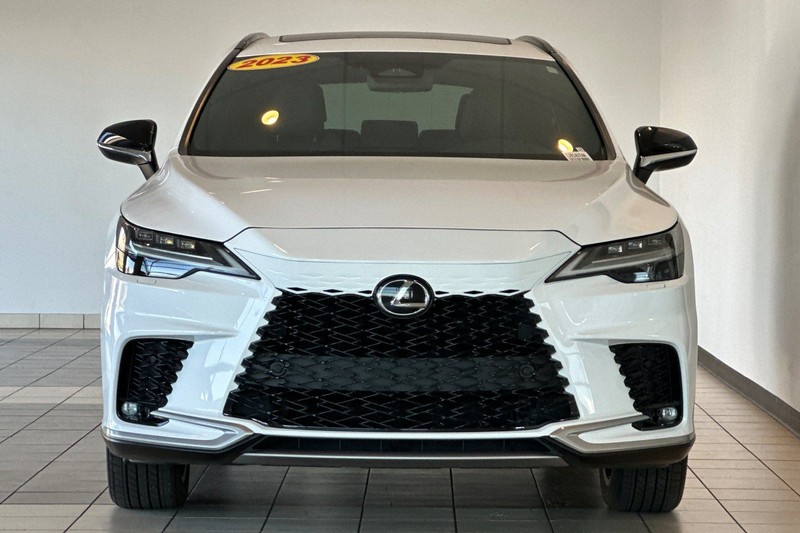 Lexus RX Vehicle Full-screen Gallery Image 09