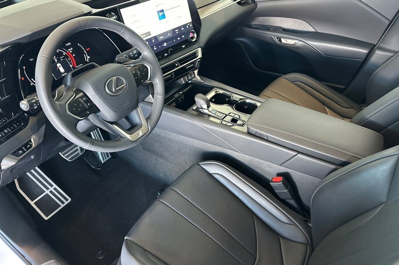 Lexus RX Vehicle Full-screen Gallery Image 10