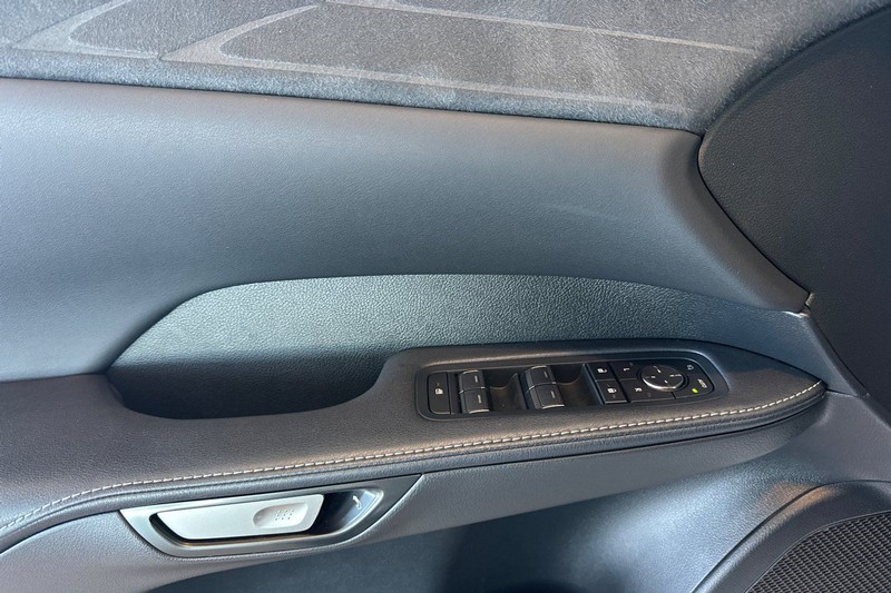 Lexus RX Vehicle Full-screen Gallery Image 11