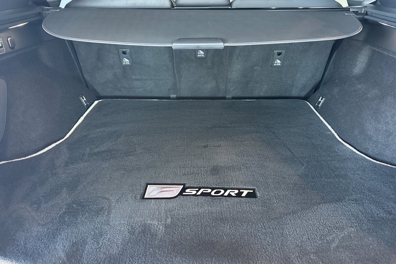 Lexus RX Vehicle Full-screen Gallery Image 15