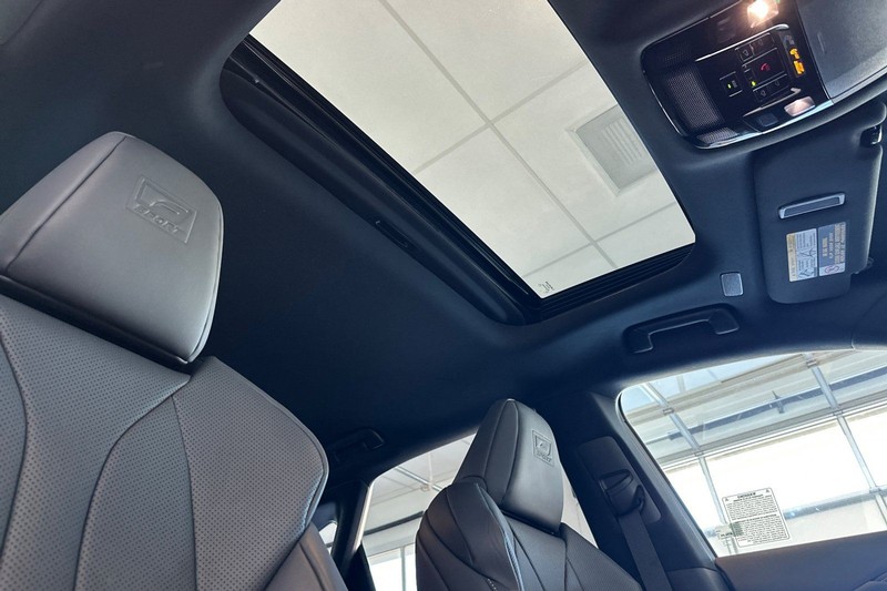 Lexus RX Vehicle Full-screen Gallery Image 17