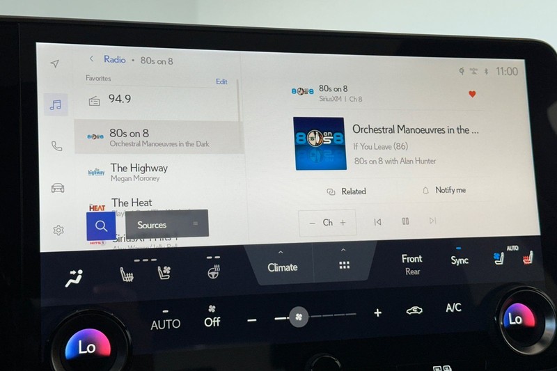 Lexus RX Vehicle Full-screen Gallery Image 18