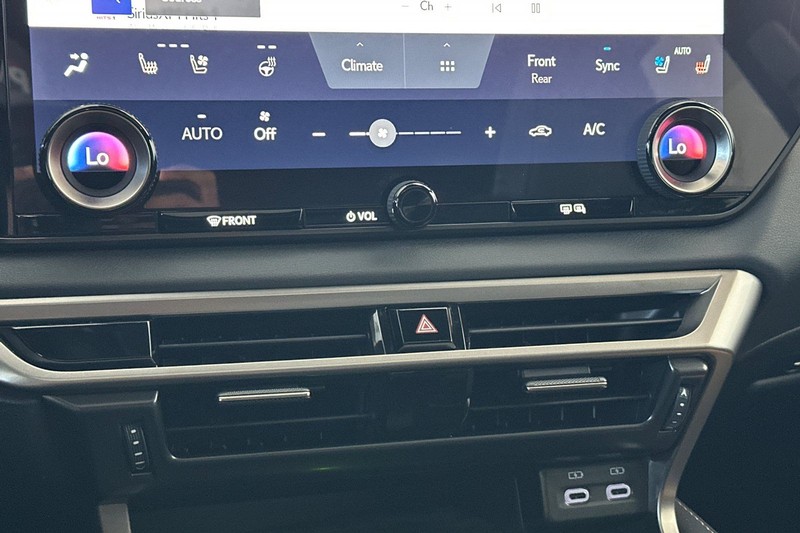 Lexus RX Vehicle Full-screen Gallery Image 21