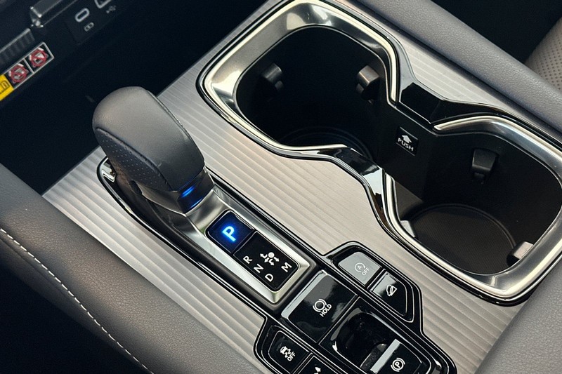 Lexus RX Vehicle Full-screen Gallery Image 22