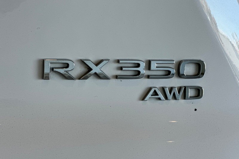 Lexus RX Vehicle Full-screen Gallery Image 28