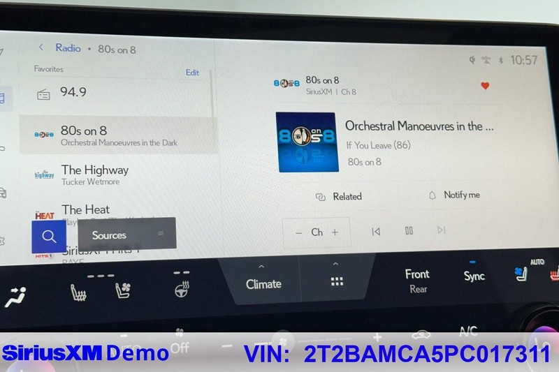 Lexus RX Vehicle Full-screen Gallery Image 29