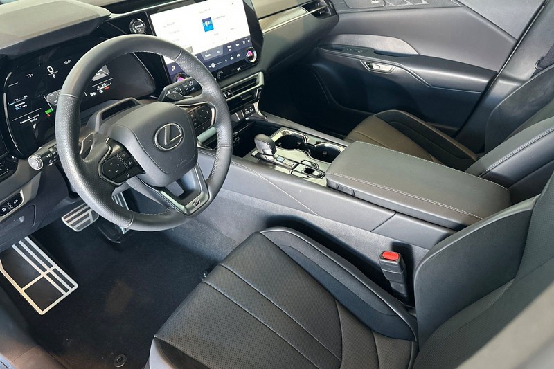 Lexus RX Vehicle Full-screen Gallery Image 10