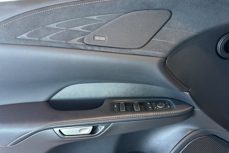 Lexus RX Vehicle Full-screen Gallery Image 11