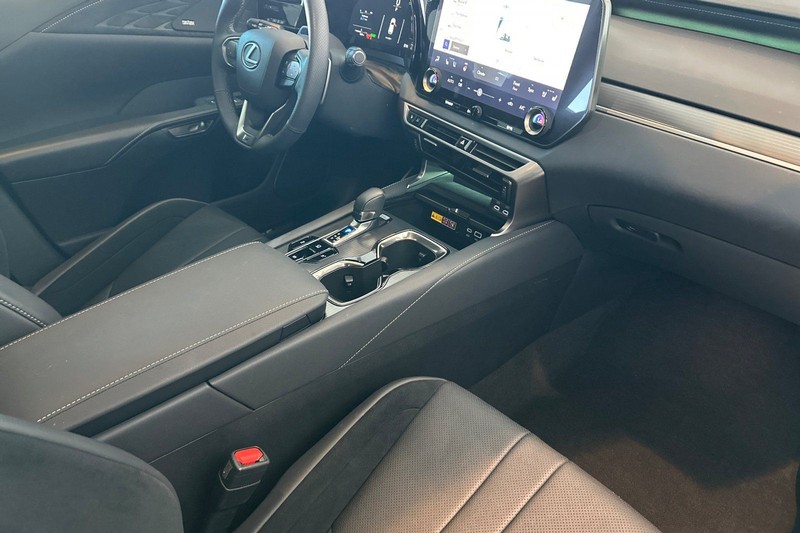 Lexus RX Vehicle Full-screen Gallery Image 16