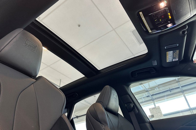 Lexus RX Vehicle Full-screen Gallery Image 17