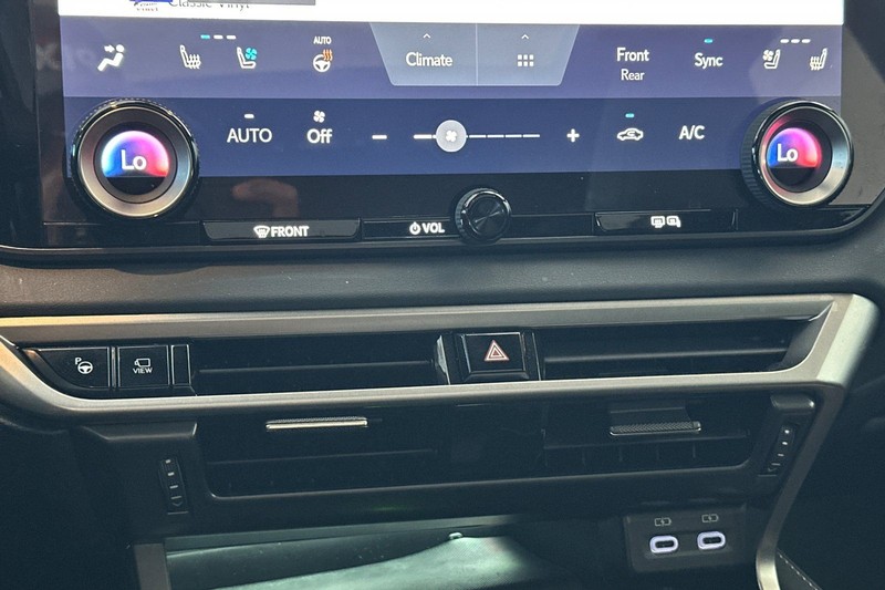 Lexus RX Vehicle Full-screen Gallery Image 21