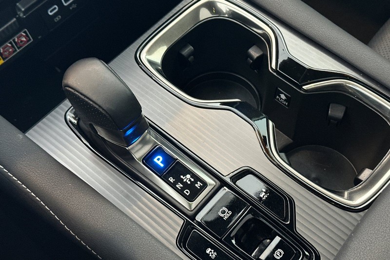 Lexus RX Vehicle Full-screen Gallery Image 22