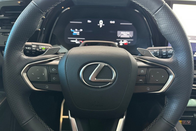 Lexus RX Vehicle Full-screen Gallery Image 24