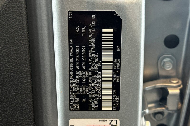 Lexus RX Vehicle Full-screen Gallery Image 30