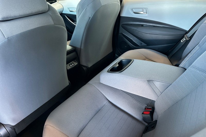 Toyota Corolla Vehicle Full-screen Gallery Image 12