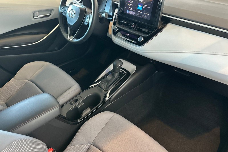 Toyota Corolla Vehicle Full-screen Gallery Image 15