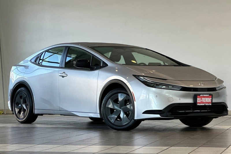 Toyota Prius Vehicle Full-screen Gallery Image 02