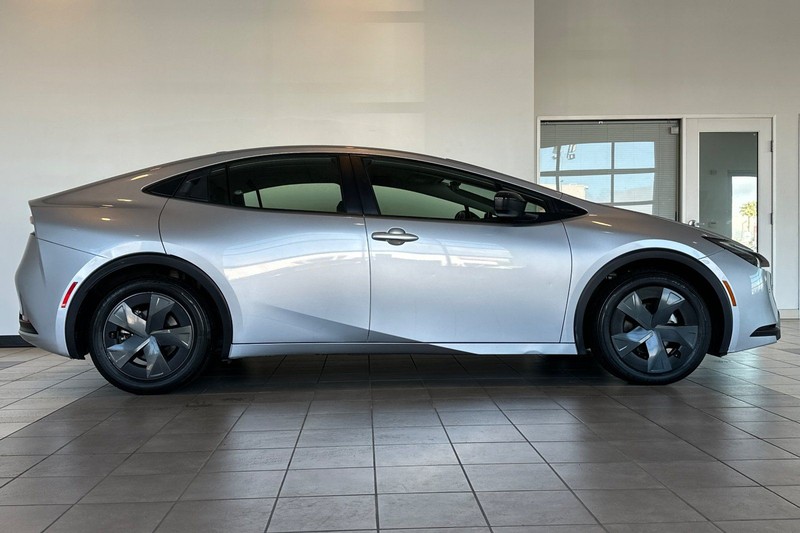 Toyota Prius Vehicle Full-screen Gallery Image 03