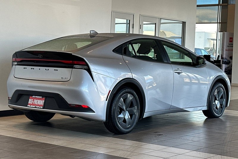 Toyota Prius Vehicle Full-screen Gallery Image 04