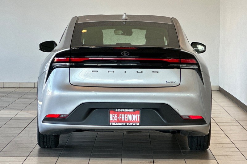 Toyota Prius Vehicle Full-screen Gallery Image 05