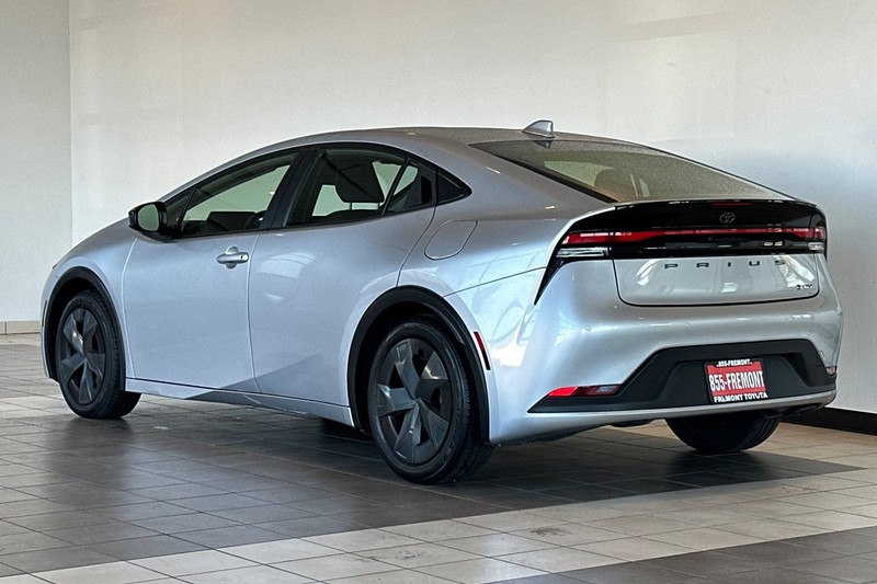 Toyota Prius Vehicle Full-screen Gallery Image 06