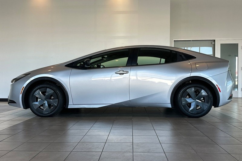 Toyota Prius Vehicle Full-screen Gallery Image 07