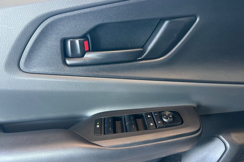 Toyota Prius Vehicle Full-screen Gallery Image 11