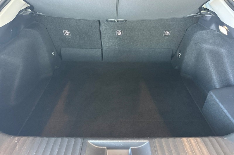 Toyota Prius Vehicle Full-screen Gallery Image 15