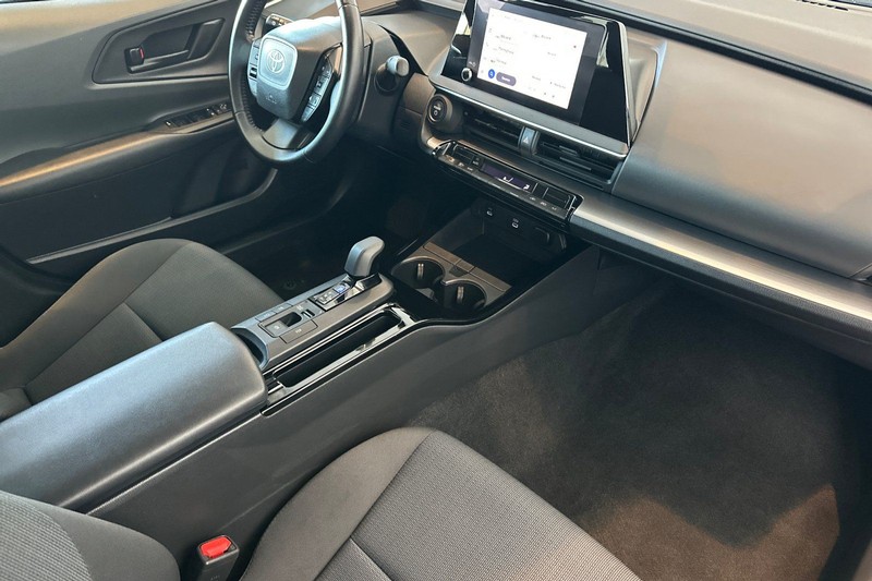 Toyota Prius Vehicle Full-screen Gallery Image 16