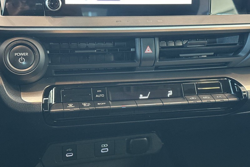 Toyota Prius Vehicle Full-screen Gallery Image 21