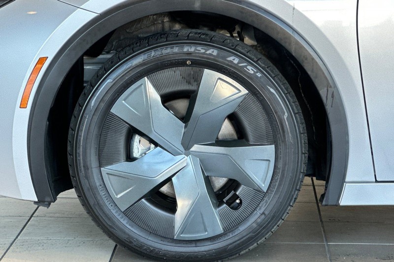 Toyota Prius Vehicle Full-screen Gallery Image 27