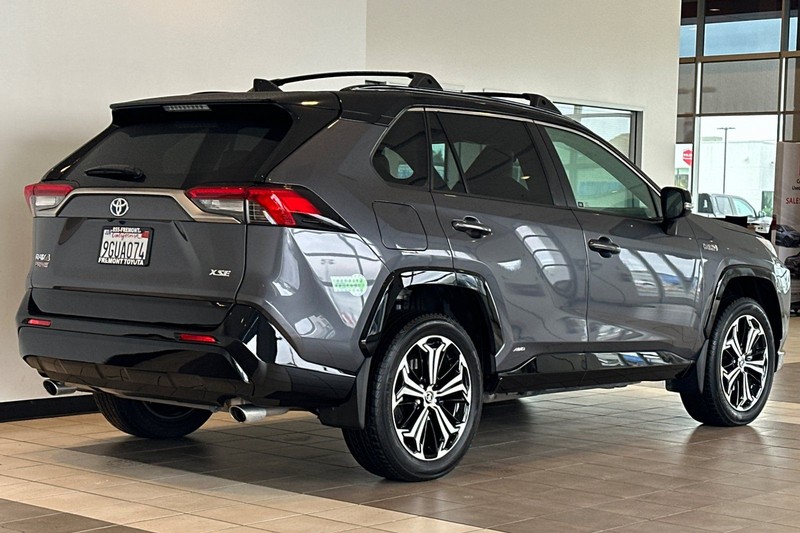 Toyota RAV4 Prime Vehicle Full-screen Gallery Image 04