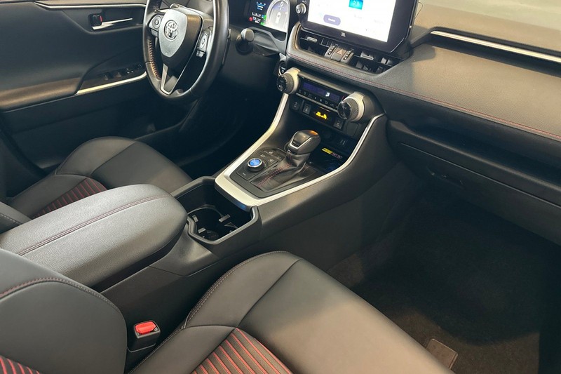 Toyota RAV4 Prime Vehicle Full-screen Gallery Image 16